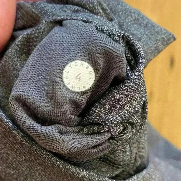 Lululemon Women's gray cropped athletic leggings size 4  excellent condition - Picture 2 of 10